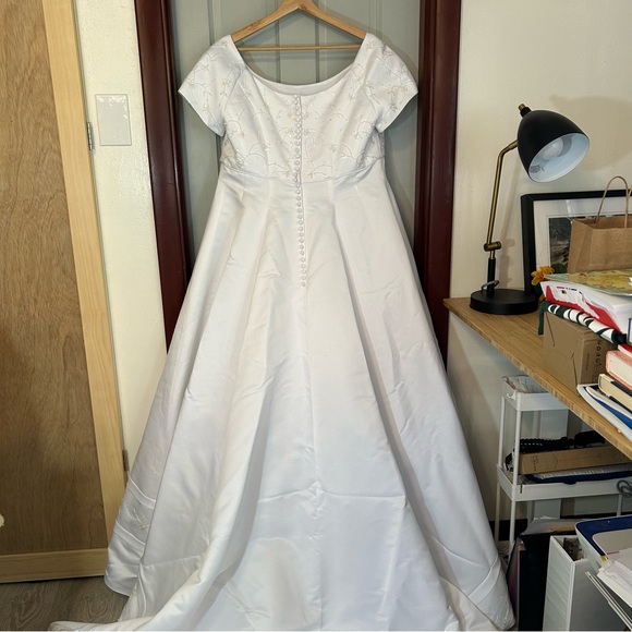 David’s Bridal Satin Wedding Dress A-line Plus Size Beading Cap Sleeve Train 18W - Picture 4 of 15